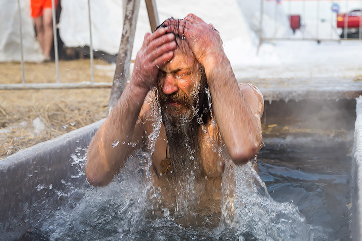 Тысячи людей окунулись в ледяную воду на Крещение-2024 в Новосибирске