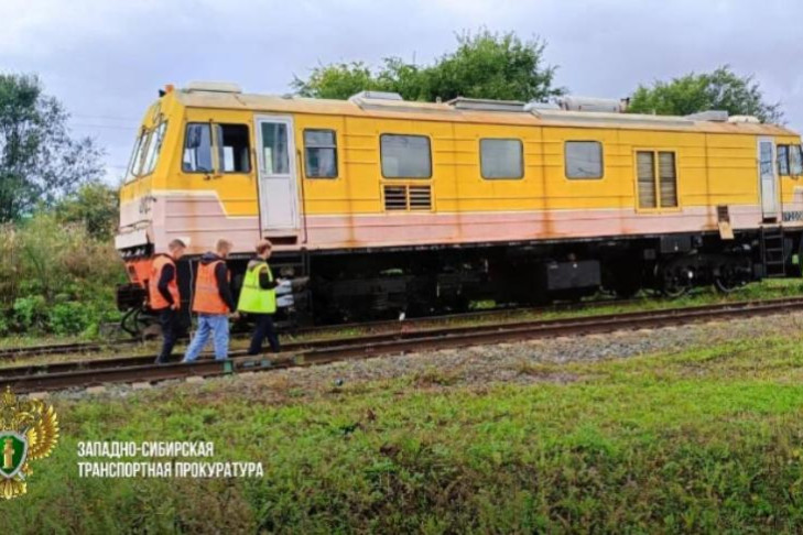 Снегоуборочный состав сошел с пути на Первомайке в Новосибирске