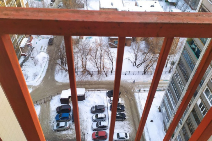 Из окна не смог выбросить свою жену муж в Новосибирске