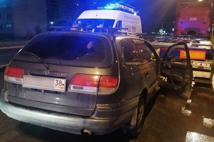 Водитель Тоyota Caldina на ул. Титова ночью врезался в припаркованный прицеп
