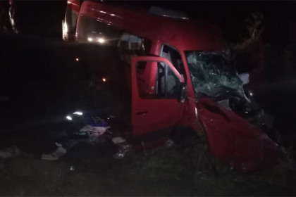 Грузовик и микроавтобус с пассажирами столкнулись лоб в лоб в Новосибирской области