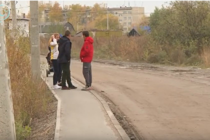 Жители Криводановки требуют починить дорогу до школы