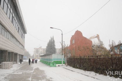 Дом спорта снесли в выходные возле ЛДС «Сибирь» 