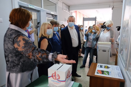 Губернатор Травников проверил организацию голосования в лицее № 6 Бердска 