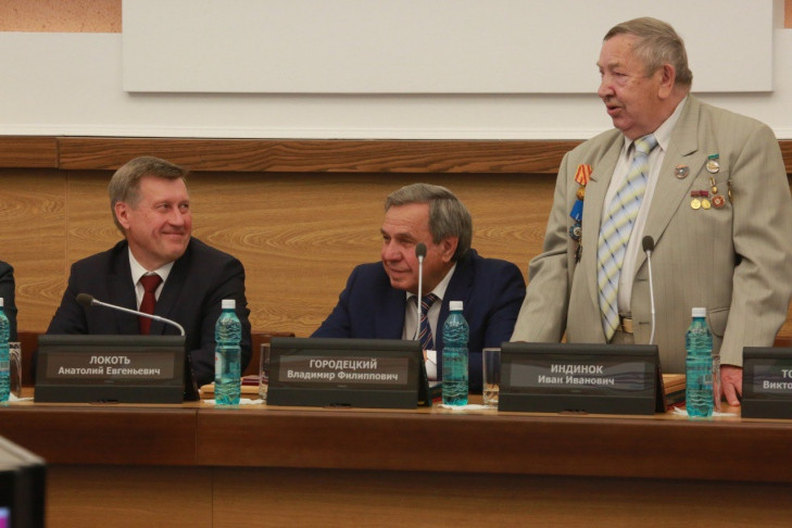 Бывших мэров Новосибирска Индинка, Толоконского и Городецкого наградили накануне 130-летия города