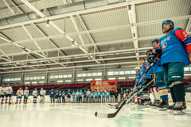 Православные хоккеисты скрестили клюшки на новосибирском льду