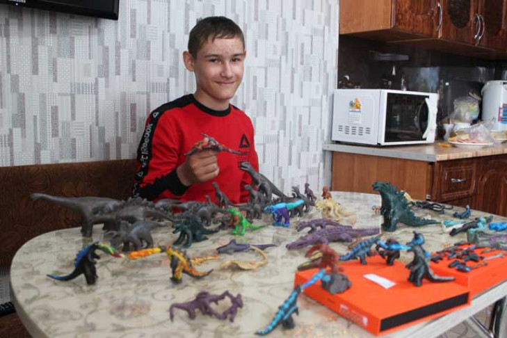 Полчище динозавров слепил школьник из Мошковского района