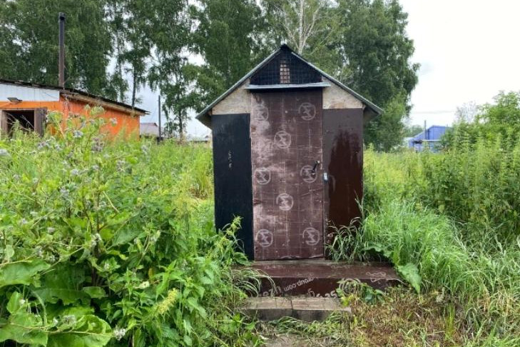 Житель села под Новосибирском убил и утопил знакомого в туалете