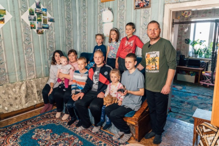«Привык, что на руках всегда кто-то есть»: сибиряка, воспитывающего 9 детей, поздравили с Днем отца