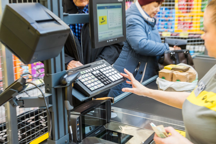 Почти половина (49%) россиян связаны со сферой торговли