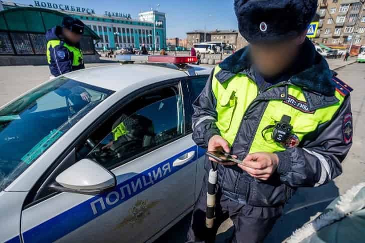 В Новосибирске двух сотрудников ГИБДД осудили за дружбу с водителем Infiniti