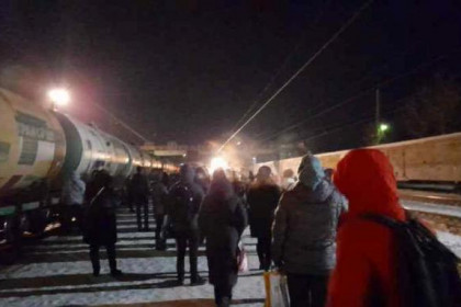 Грузовой поезд собрал толпу и заблокировал движение электричек до Новосибирска