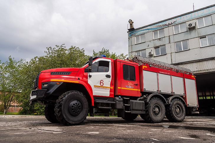 Погибшего мужчину нашли на пассажирском сиденье сгоревшего авто в Новосибирске
