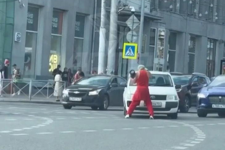 Танцора с Красного проспекта чуть не сбили в Новосибирске