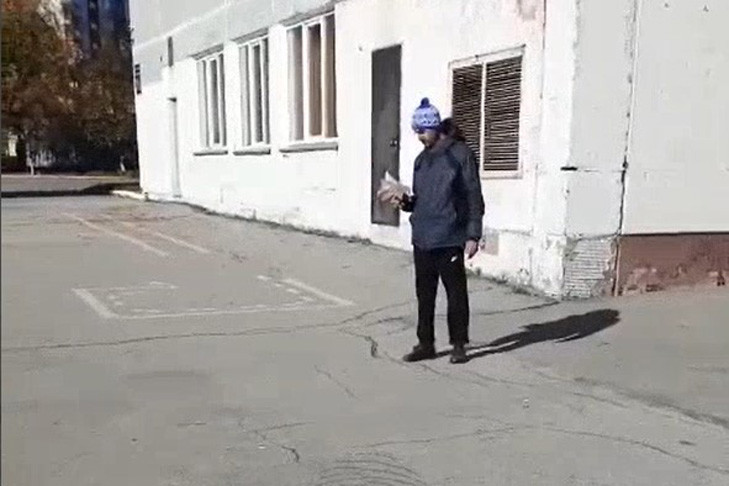 СКР начал проверку после сообщений о неадеквате у школы Новосибирска