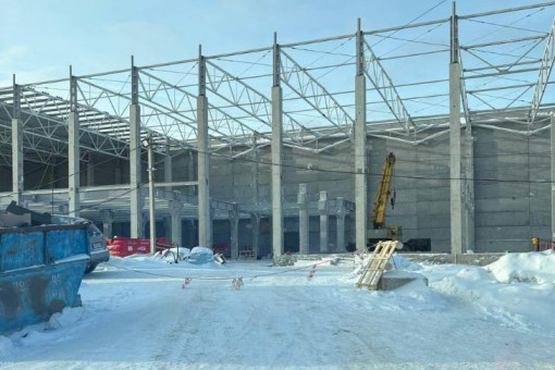 Кровельщик упал с высоты 6 метров на стройке склада в Новосибирском районе