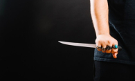Ударила ножом в живот: сибирячка порезала 61-летнего сожителя во время застолья