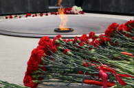 В День памяти и скорби Андрей Травников вместе с жителями Новосибирска возложил цветы к Вечному огню на Монументе Славы