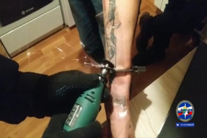 Шаловливые мужчины в Новосибирске пристегнули друг друга наручниками и потеряли ключи