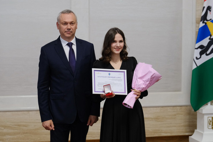 Набравших 100 баллов на ЕГЭ выпускников наградил Андрей Травников