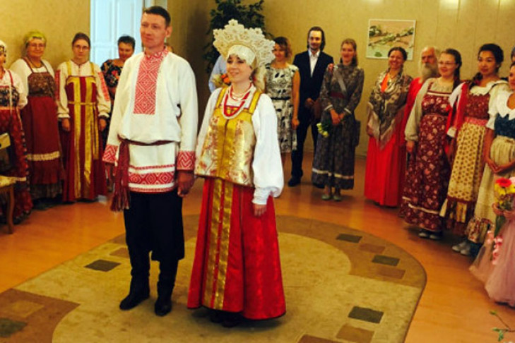 В кокошнике пришла на свадьбу невеста из Новосибирска 