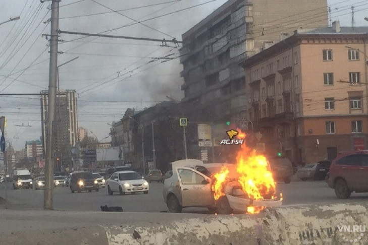 Автомобиль загорелся на улице Челюскинцев в Новосибирске
