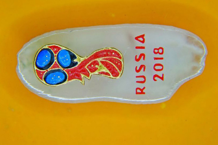 Самую маленькую эмблему ЧМ по футболу сделал житель Новосибирска 