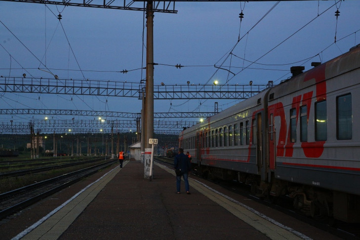 В Новосибирске столкновение меломана и поезда попало на видеорегистратор