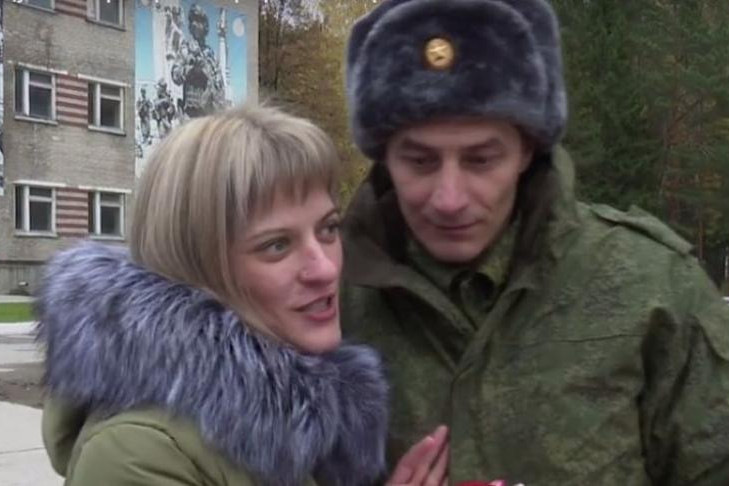 Семнадцать пар зарегистрировали брак на плацу военного училища Новосибирска