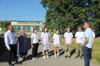 Школьники села под Новосибирском на каникулах помогают матери воина СВО
