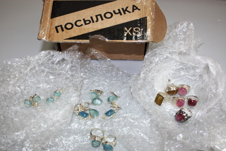 Посылки с кольцами и ожерельями задержали новосибирские таможенники по пути в Китай