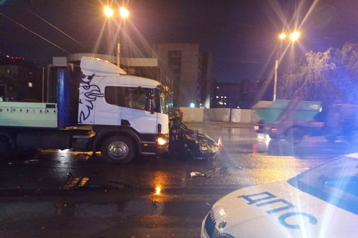 Водитель Honda Civic погиб при столкновении с фурой Scania в Новосибирске