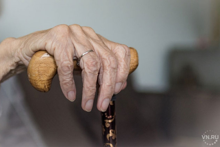 Две пьяные 70-летние бабушки подрались на тросточках в магазине
