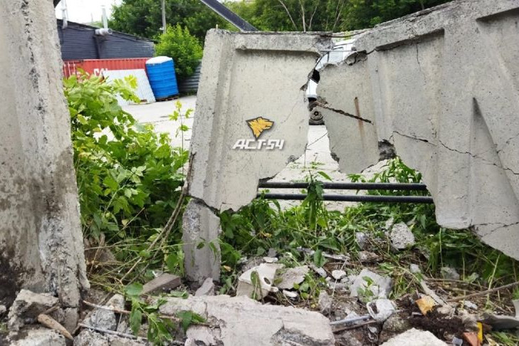 Мужчина на Тойоте врезался в бетонный забор в Новосибирске