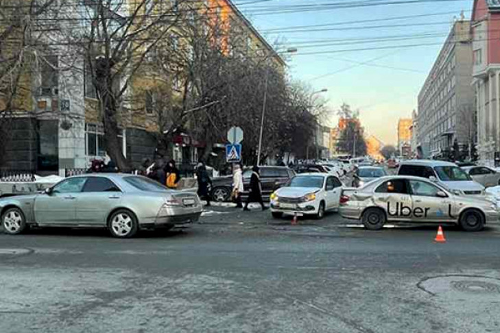 Пассажир такси пострадал в ДТП в центре Новосибирска