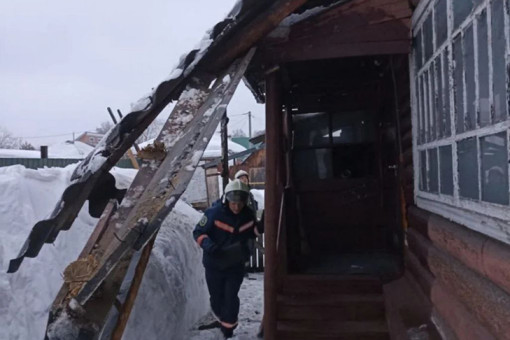 Крыша дома обрушилась под тяжестью снега в Новосибирске
