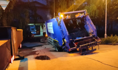 Вытаскивали краном: мусоровоз провалился под асфальт в Новосибирске