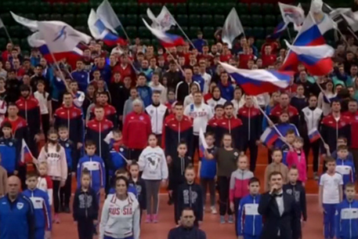 Новосибирские спортсмены провели флешмоб в поддержку президента России 