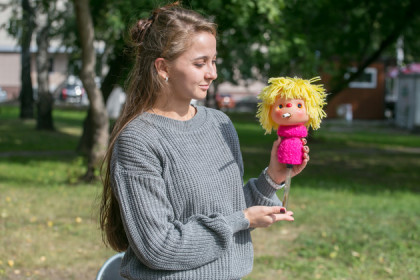 Кукла-курильщик шокировала гуляющих в парке