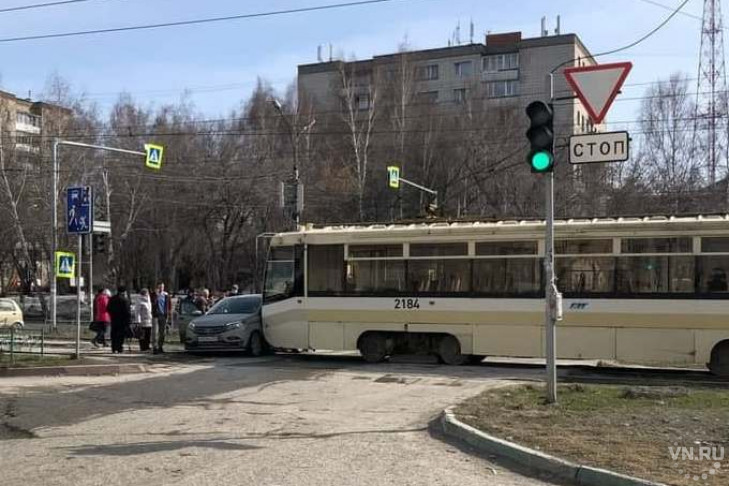 Трамвай протаранил «Ладу» в Новосибирске и спровоцировал затор