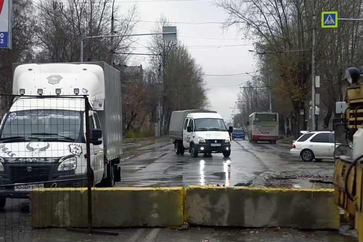 Новосибирск замена. Автомобиль ноябрь. Движение автомобильное на улице вертолетная. Вести Новосибирск 1 ноября. Провал ул Котовского.