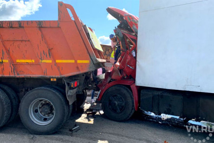 Кабину КамАЗа расплющило о другой грузовик – водитель погиб