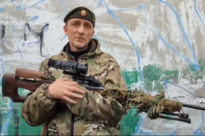 Новосибирскому снайперу на СВО отправила гитару Юлия Чичерина