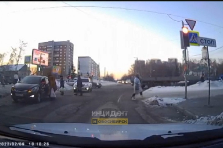 «Сдавал задом на пешеходном переходе» – таксиста-нарушителя ищут полицейские в Новосибирске