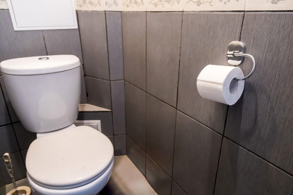 В Новосибирске генерал-адмирал полиции уснул в туалете и попался охранникам