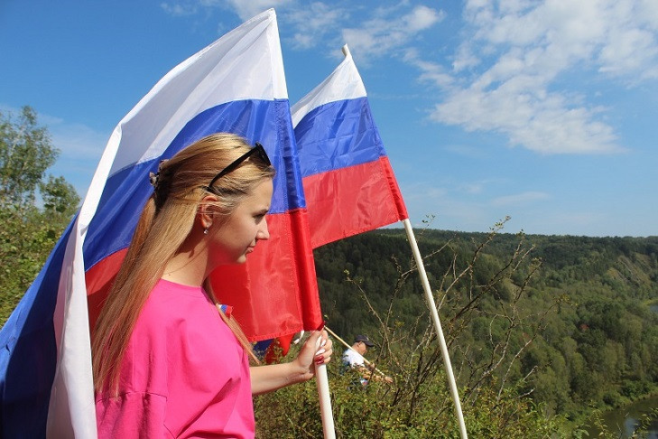 Флаги России развернули на скале под Новосибирском