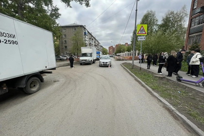 В Новосибирске школьник на электросамокате попал под машину