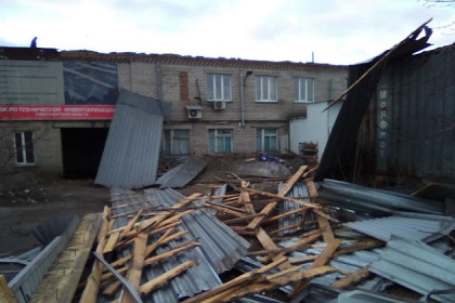 Ураган снес крышу пенсионного фонда в Венгерово