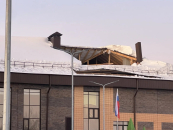 При уборке снега рабочие повредили крышу Репьевской средней школы