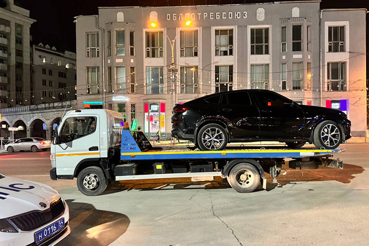 Водителя тонированного BMW X6 доставили в полицию в Новосибирске